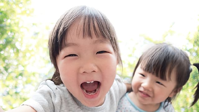 Белые пятна на зубах у детей
